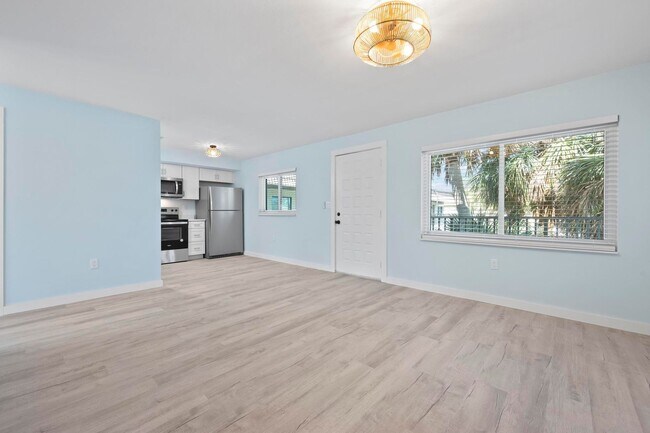 Building Photo - GORGEOUS FULLY RENOVATED 2ND FLOOR 2 BEDRO...