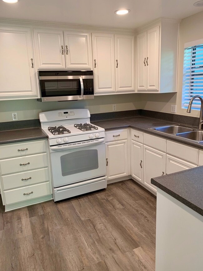 Building Photo - 381-381 1/2 Ramona