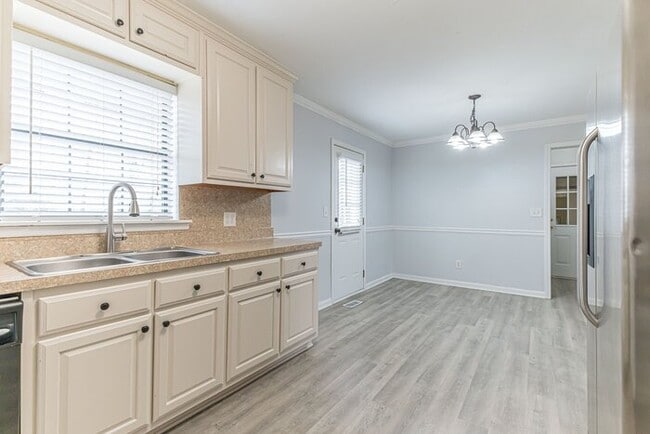 Building Photo - Ranch 3 bedroom 2 bath !