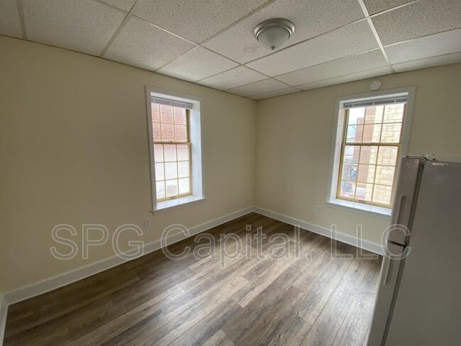 Building Photo - 5 Center Square