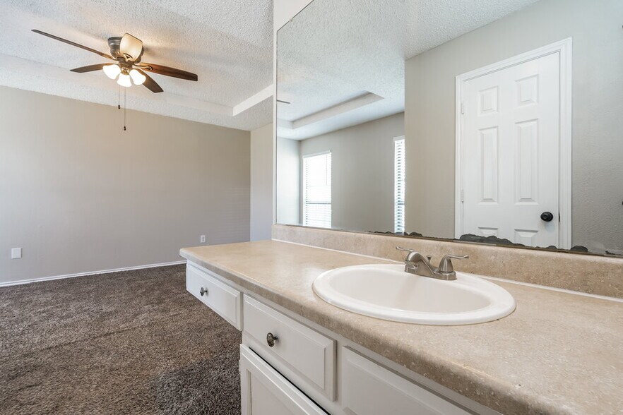 Building Photo - 1433 Grovecrest Dr