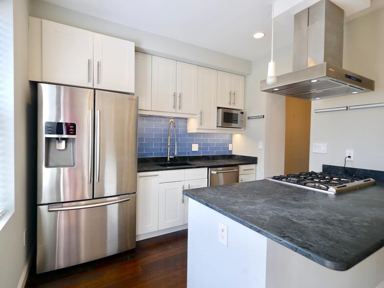 Building Photo - Elegant H Street Corridor townhouse minutes from downtown