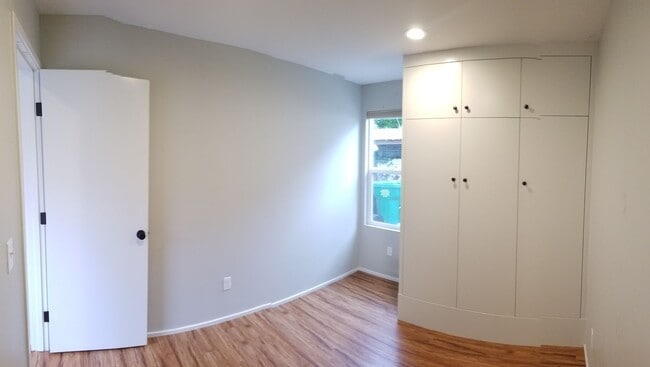 Building Photo - 5 bedrooms 2 baths close to campus and huge Backyard!