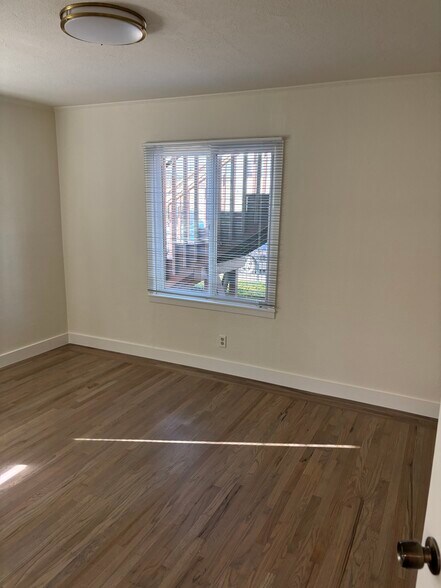 BR with hardwood floors and window blinds - 128 N Kingston St