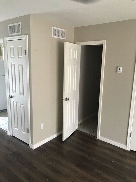 Building Photo - 825 Hardy Springs Cir