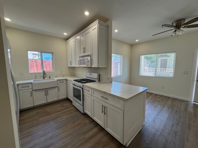 Building Photo - 3 Bedroom 1 bath Unit -