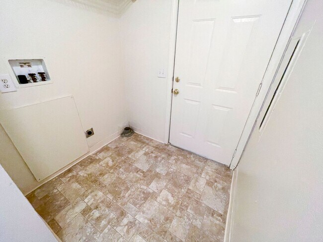 Building Photo - Close To Eureka and College of the Redwoods. Open Floor Plan. 2 Bathrooms!