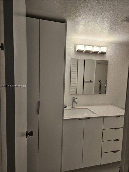 Building Photo - 12510 Vista Isles Dr
