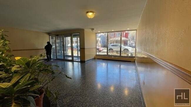 Building Photo - BRIGHT AND  LARGE 2  BEDROOMS RUGBY ROAD/P...