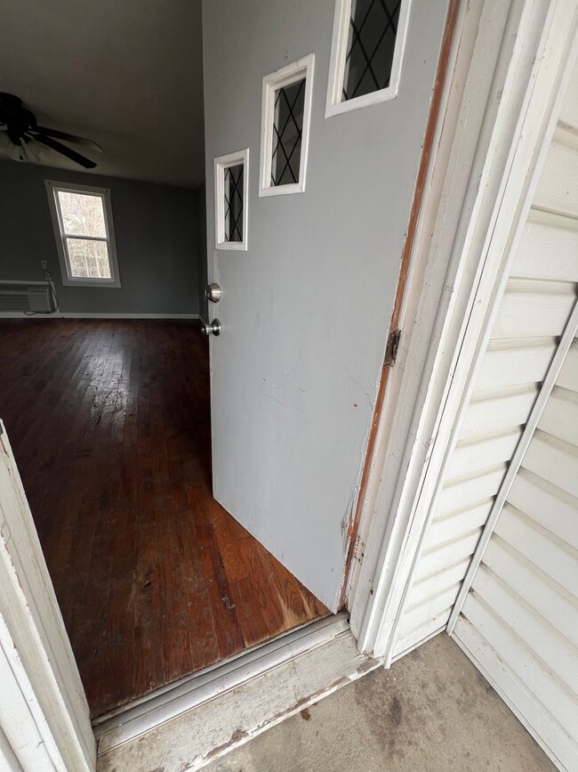 Building Photo - 3 bedroom/1 bathroom house