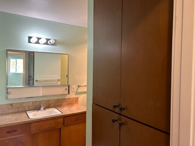 Building Photo - 2 Bed, 1 Bath Apartment at Lynnwood!
