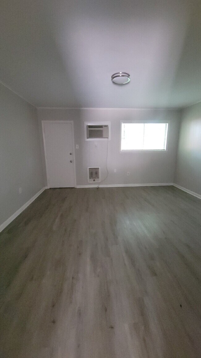 Building Photo - Section 8 accepted!!! 1 Month free!! Section 8 "Charming 1-Bed Oasis with Modern Comforts in Hunt...
