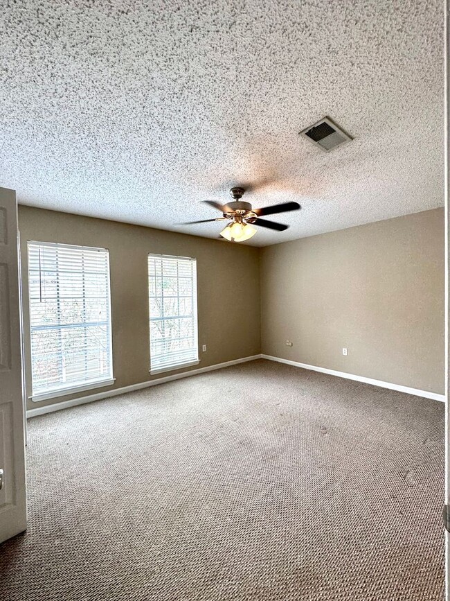 Building Photo - 2 BR 2.5 BA Pleasant Ridge Townhomes