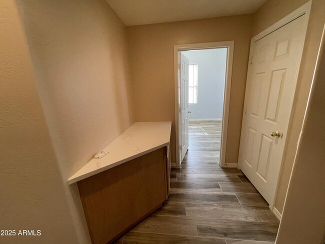 Building Photo - 901 W Oriole Way