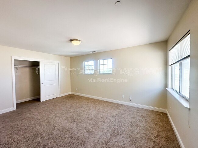 Building Photo - 3202 Playa Ct