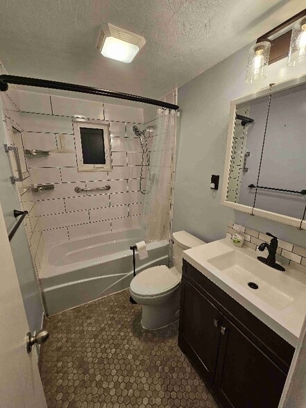 Building Photo - 1606 Greentree Rd