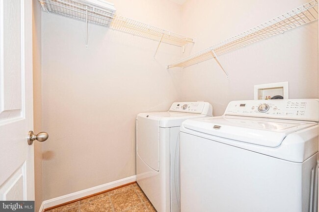 Building Photo - SPACIOUS 2 LEVEL CONDO WITH LOFT