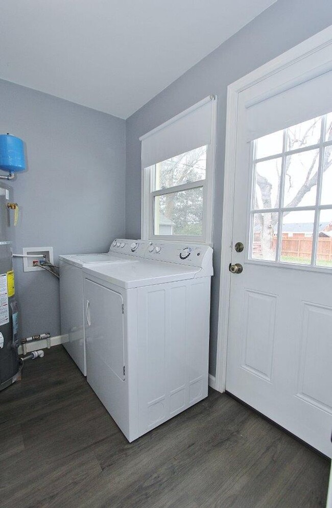 Building Photo - Charming Single-Level Home