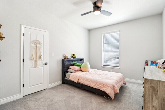 Building Photo - "Spacious 5-Bed Oasis with 4.5 Baths – You...