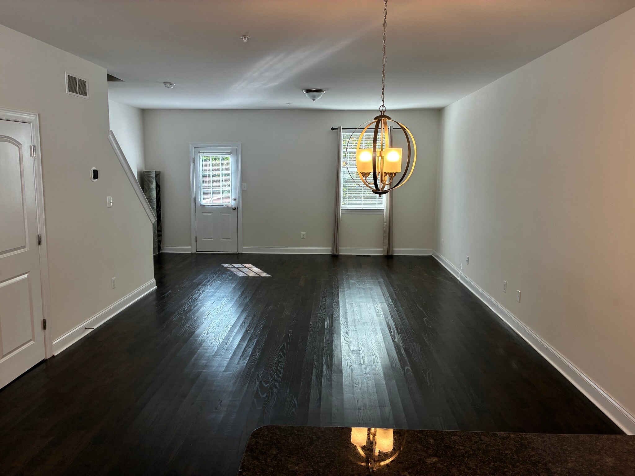 Building Photo - 605 Apple St