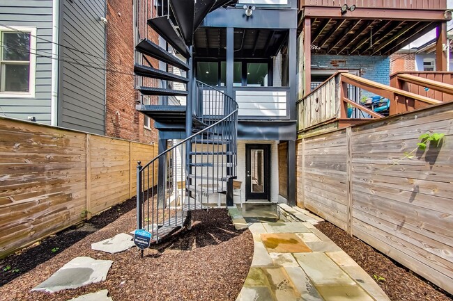 Building Photo - Amazing Victorian Two-level unit  in Colum...