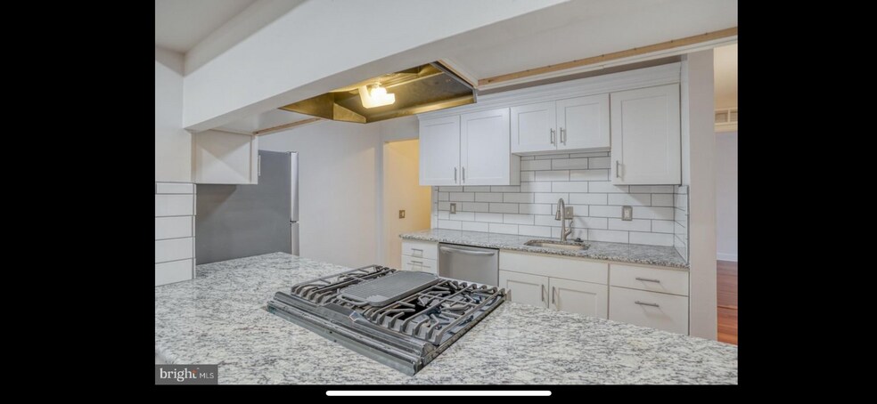 Kitchen - 405 Waters Edge Dr