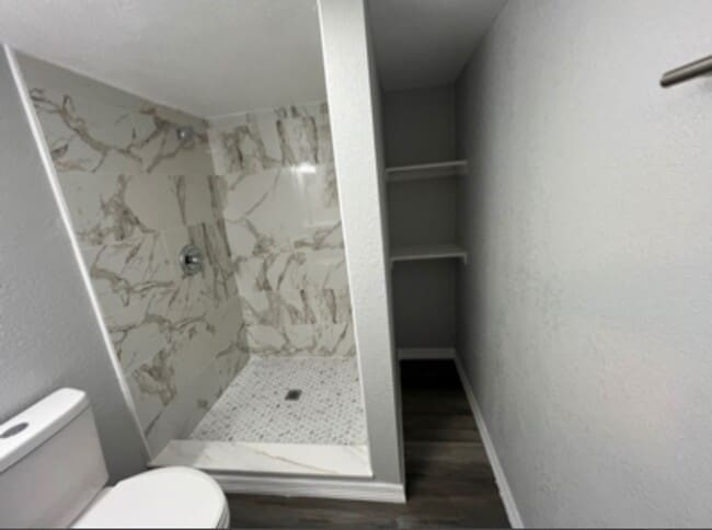 Building Photo - 1215