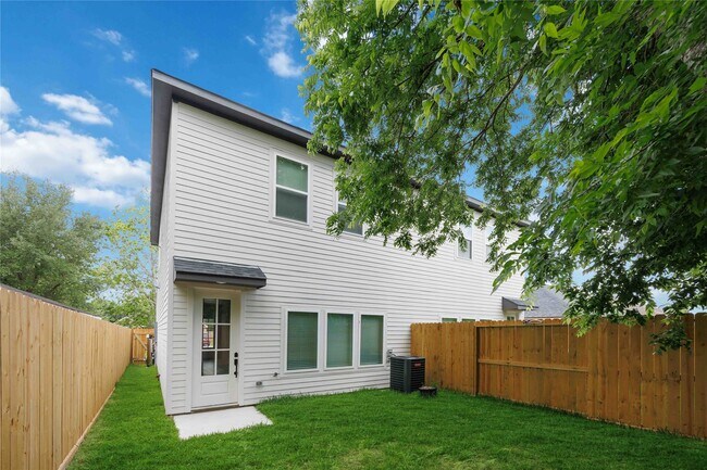 Building Photo - 8019 Grandview St