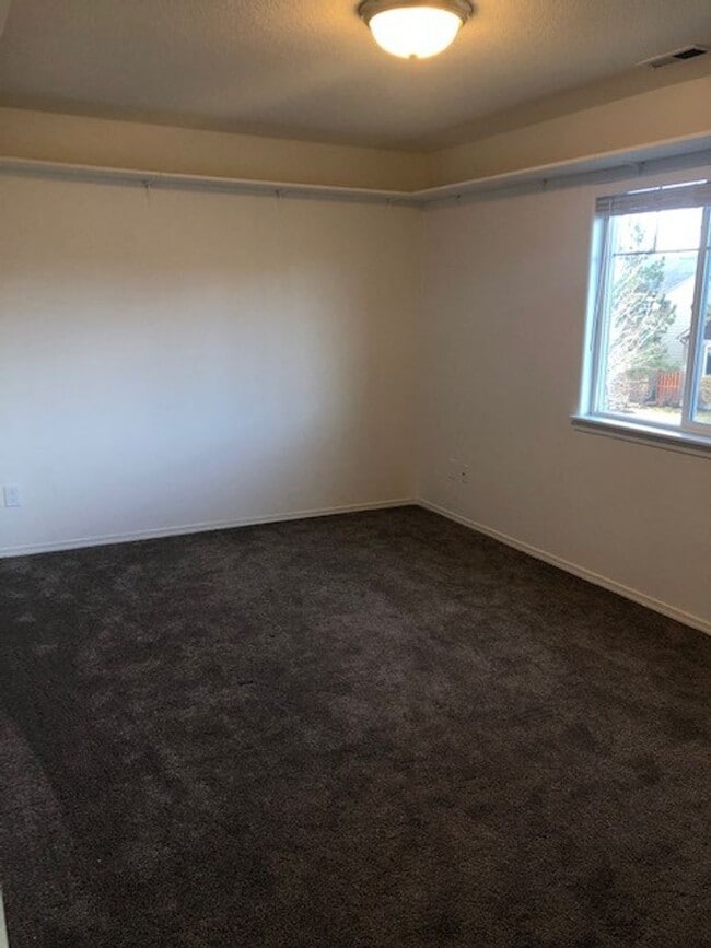 Building Photo - Gorgeous 4 Bedroom Home in Sun Meadow