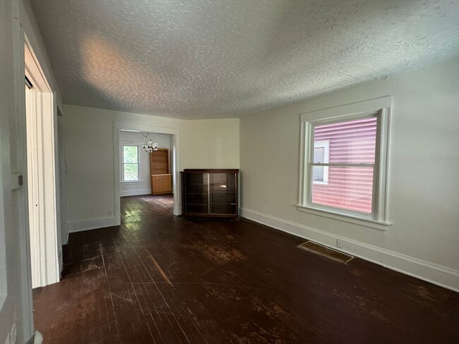 spacious living room leading to the dining room - 1906 E Webster Pl