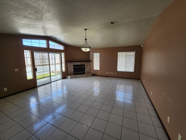 Building Photo - 3BD/2.5BA Single Story Home - 1950 Square ...