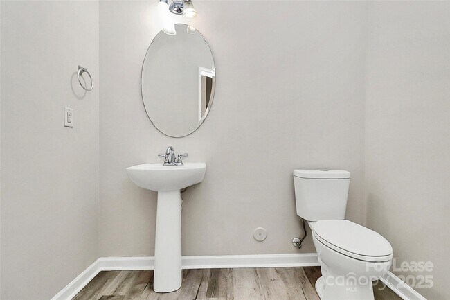 Building Photo - 2108 Oakcliffe Ct