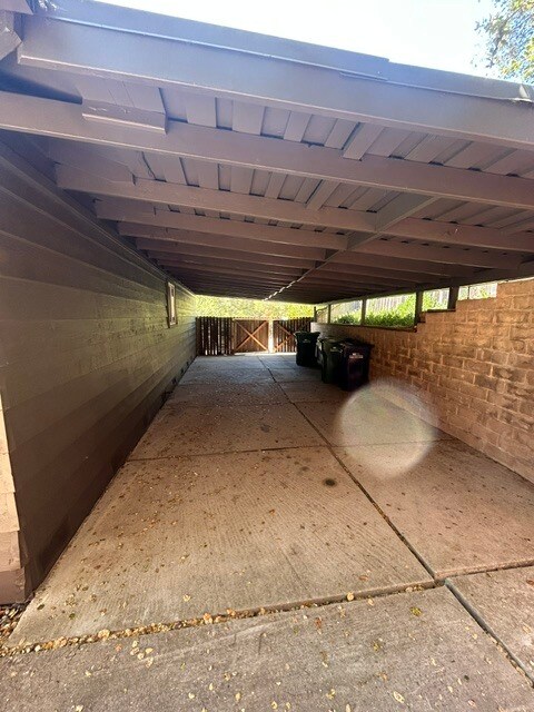 Building Photo - 6845 Lakeview Dr