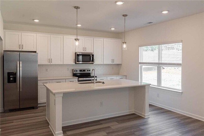 Building Photo - 3362 Skyland Dr