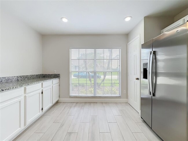 Building Photo - 900 W Charing Cross Cir