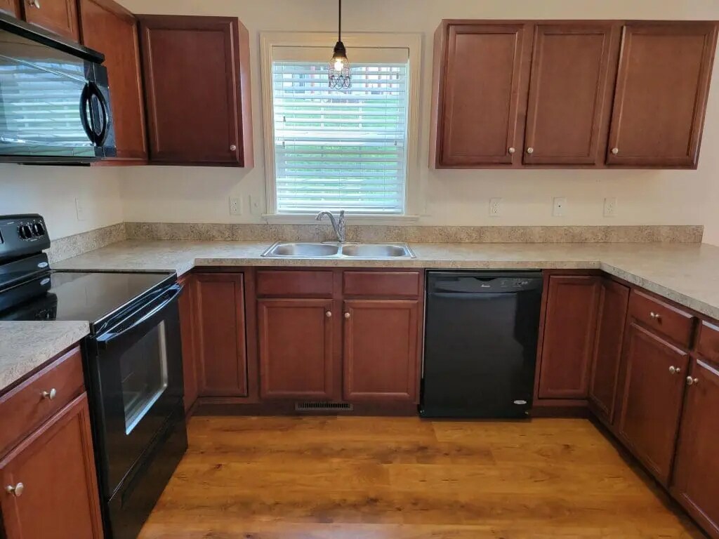 Building Photo - 639 Winding Ln