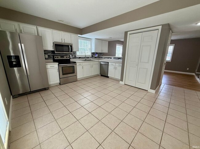 Building Photo - 3360 S Oaklawn Cir