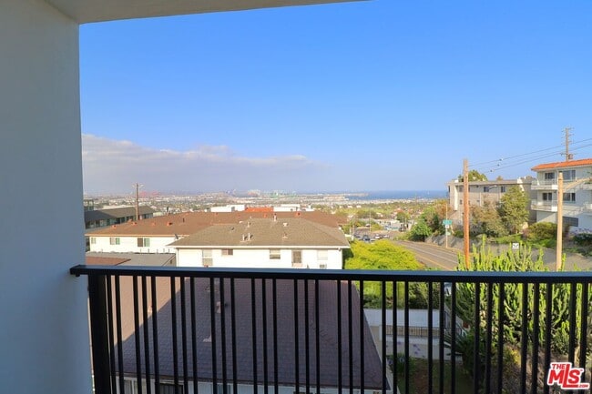 Building Photo - 778 W 25th St