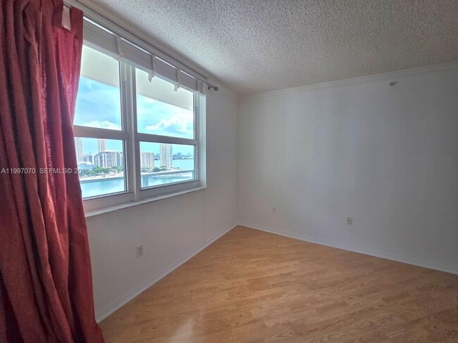 Building Photo - 1155 Brickell Bay Dr