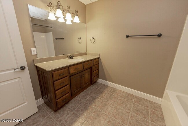 Building Photo - 2709 Summit Dr