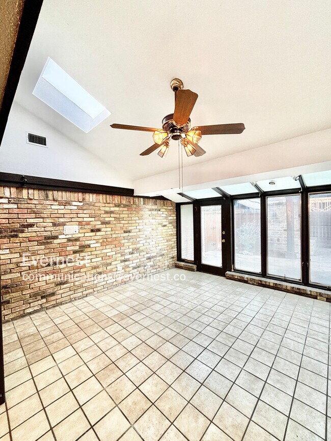 Building Photo - 1120 Stratford Dr