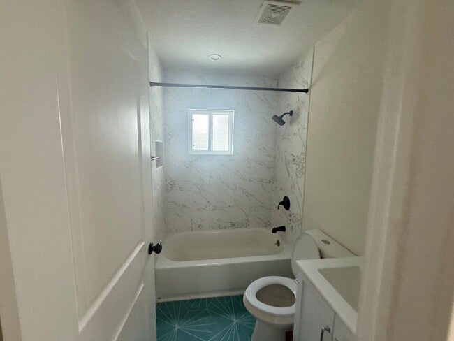 Building Photo - Lovely Denver Heights 3 Bed Home