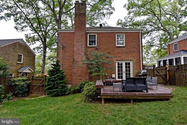 Building Photo - 1531 Patrick Henry Dr