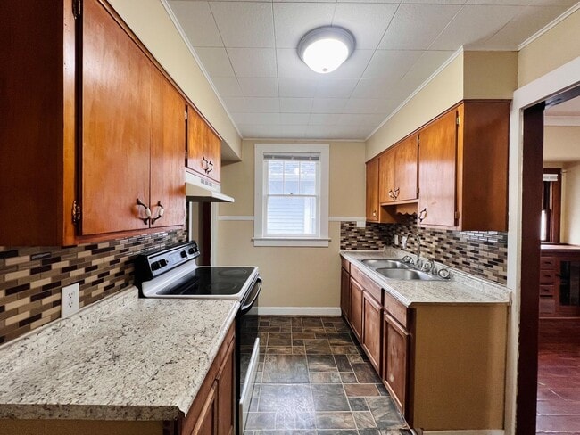 Building Photo - 3 Bedroom House