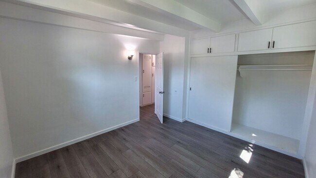 Building Photo - w8312