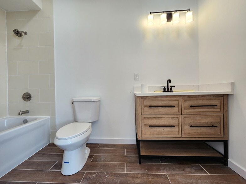 Private master bathroom - 1039 Payne Ave