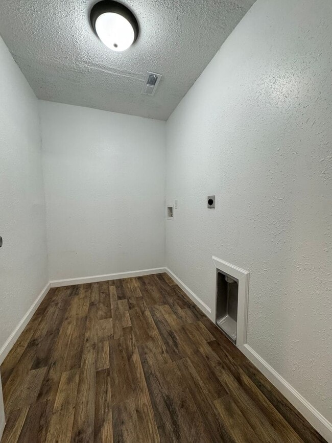 Building Photo - Rent to Own this beautiful 4 Bedroom 2 Ful...