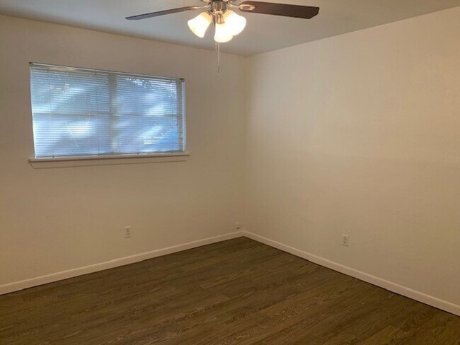Building Photo - Spacious 3 Bedroom, 2 Full Bath Home Located in SW Ft. Worth!