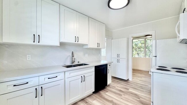 Building Photo - 421C Olomana St