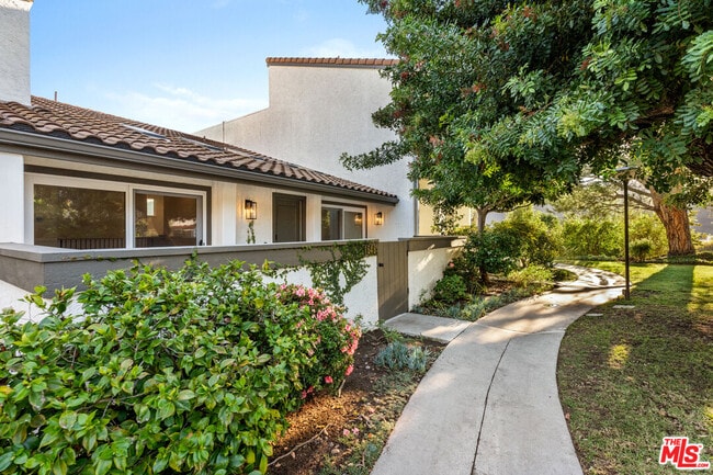 Building Photo - 1648 Palisades Dr